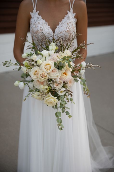 Summer wedding, white and light pink flowers for a bridal bouquet Rustic Bridal Bouquet Summer, White And Light Pink Flowers, Wedding Bouquet Simple, Rustic Bridal Bouquet, Bridal Bouquet Summer, Summer Wedding Bouquets, Light Pink Flowers, Rustic Bridal, Wedding White