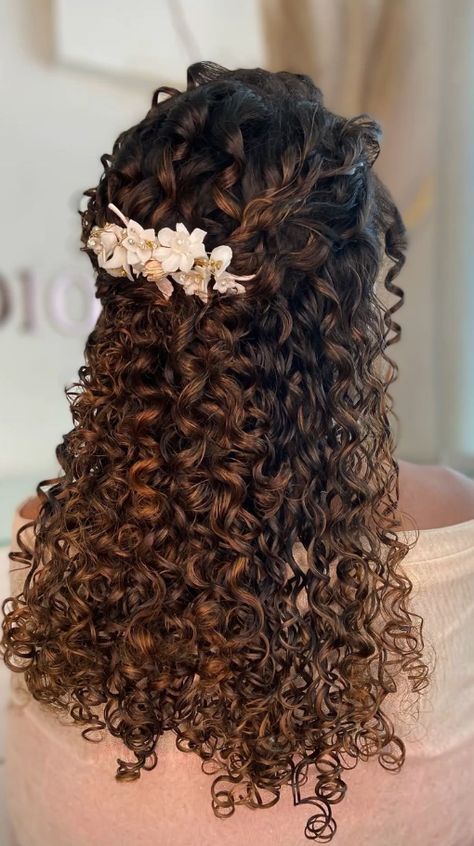 Quinceanera is a celebration of a girl's fifteenth birthday. And we share our favorite Quinceanera hairstyles with you. Quince Hair Ideas - Curly bridal hair Half Up Half Down Quince Hair, Quince Hair Ideas, Cute Diy Hair Accessories, Quince Hair, Curly Bridal Hair, Hair Doo, Curly Wedding Hair, Quinceanera Hairstyles, Quince Hairstyles