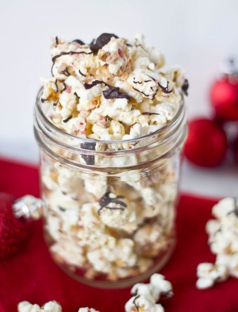 White Chocolate Toffee Popcorn Peppermint Popcorn, Toffee Popcorn, Chocolate Peppermint Bark, Popcorn Treats, Low Cholesterol Recipes, Festive Food, Christmas Foods, Chocolate Toffee, Cookie Time