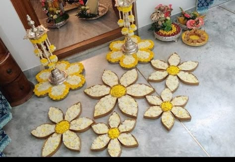 Fresh flowers decoration Housewarming Rangoli Designs, Tulasi Pooja Decoration, Coconut Leaves Decoration, Tulasi Pooja, White Flower Decor, 100 Birthday Decorations, Diy Rangoli, Dholki Decor, Door Flower Decoration