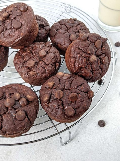 Chocolate Banana Protein Muffins in a Blender | Hayl's Kitchen Chocolate Banana Protein Muffins, Protein Powder Muffins, Banana Crumb Cake, Chocolate Protein Muffins, Banana Protein Muffins, Healthy Chocolate Banana, Banana Muffins Easy, Chocolate Protein Shakes, Chocolate Banana Muffins