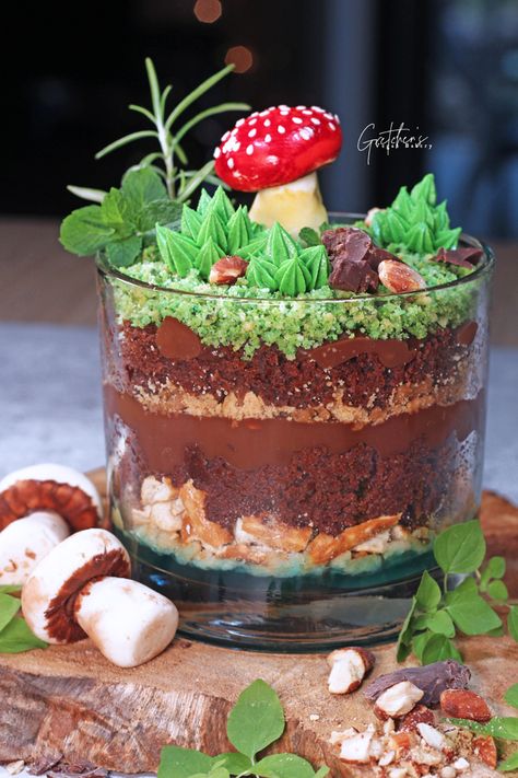 Edible Terrarium - Gretchen's Vegan Bakery Edible Terrarium Cakes, Terrarium Trifle, Mushroom Dessert Ideas, Edible Terrarium Dessert, Fairy Garden Desserts, Plant Themed Desserts, Terrarium Dessert, Mushroom Desserts, Cake Terrarium