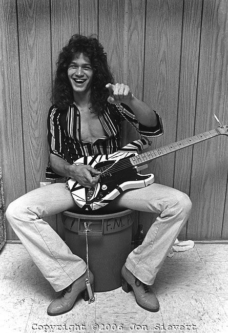 Eddie Van Halen Chillin' Weird Music, Alex Van Halen, Strange Music, Rock And Roll Bands, Eddie Van Halen, I'm With The Band, Mötley Crüe, Guitar Hero, Rock Legends