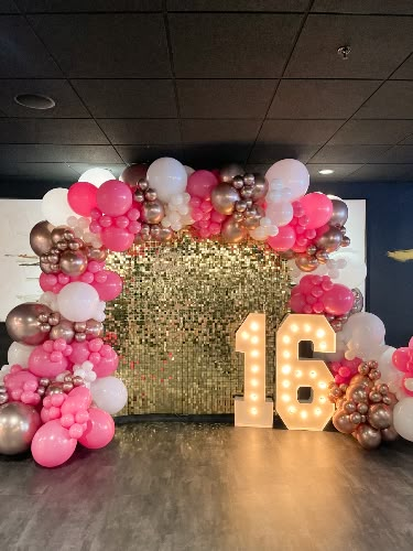 Sweet Sixteen Party Ideas Decoration, Sweet 16 Balloon Decorations, Rose Gold Balloon Garland, Sweet Sixteen Party Themes, Sweet 16 Party Planning, Marquee Numbers, Arch Backdrops, Sweet 16 Party Themes, Gold Balloon Garland