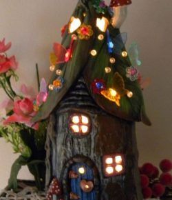 Stump House, Clay Fairy House, Fairy Homes, House Tree, House Lamp, Fairy House Diy, Faeries Gardens, Night Mode, Clay Fairies