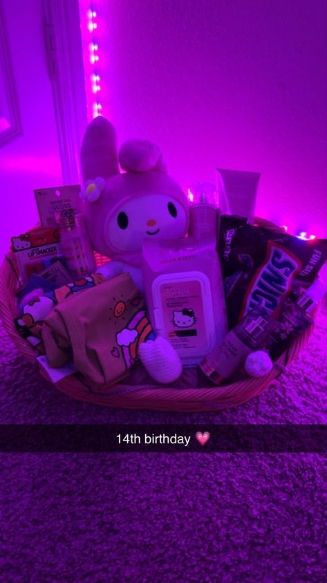 Hello Kitty Burr Basket Ideas, Hello Kitty Burr Basket, Hello Kitty Birthday Basket, Snacks Gift Basket Ideas, Hello Kitty Gift Baskets, Pink Birthday Basket, Hello Kitty Gift Ideas, Hello Kitty Basket, Pink Gift Basket Ideas