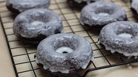 Glazed Donut Recipe, Dunkin Donuts Recipe, Chocolate Glazed Donuts Recipe, Duncan Donuts, Chocolate Glazed Donut, Chocolate Glaze Recipes, Cake Donuts Recipe, Sweet Glaze, Family Desserts