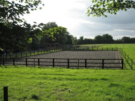 Many horse owners dream of owning a home riding facility. Lucky you—your dream has come true. You have the barn, your horses are happily settled, and now you’re eyeing that bare patch of ground and envisioning your dream riding arena. Many home riders make do with a sectioned off piece of ground near the barn … Setting Up Horse Property, Horse Arena Size, Outdoor Arena Horses Diy, Diy Arena Horses, Outdoor Riding Arena Ideas, Diy Riding Arena, Horse Arena Ideas Outdoor, Horse Training Facility, Horse Property Ideas