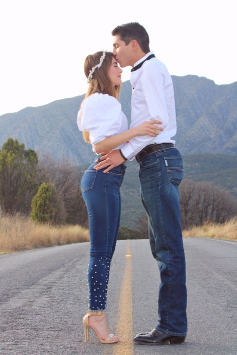 Jeans Couple Photoshoot, Couple Outfits Matching Casual, Couple Outfits Matching, Shooting Couple, Marriage Photos, Fiesta Outfit, Photo Poses For Couples, Jean Top, Couple Outfits