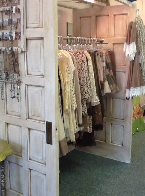 Old doors as clothing rack Antique Booth Ideas, Clothing Store Displays, Door Rack, Open Closet, Boutique Display, Clothing Displays, Boutique Decor, Casa Vintage, Boutique Interior