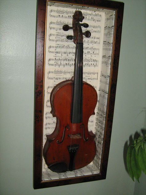 This is how I repurposed old sheet music to cover a shadow box I used to display grandpa's violin. Violin Display Ideas, Music Corner, Violin Art, Sheet Music Crafts, Old Sheet Music, Music Room Decor, Etiquette Vintage, Music Crafts, Violin Music