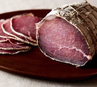 Easy Charcuterie, Cured Meat Recipes, Venison Backstrap, Homemade Sausage Recipes, Beef Jerky Recipes, Beef Carpaccio, Homemade Sausage, Charcuterie Recipes, Lunch Meat