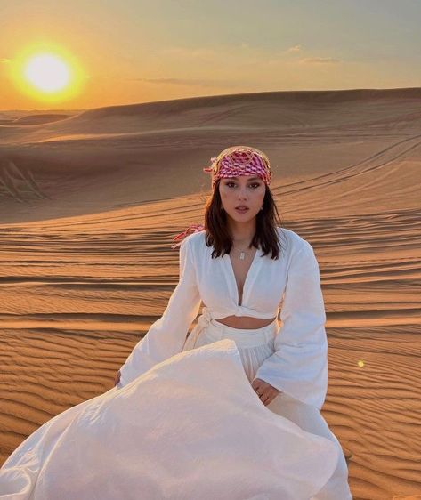 Desert Dubai Outfit, Dubai Dessert Outfits, Jaisalmer Outfit Ideas, Sahara Outfit, Dessert Outfit Women, Dubai Lookbook, Dubai Outfit Ideas For Women, Egypt Ootd, Outfits For Dubai