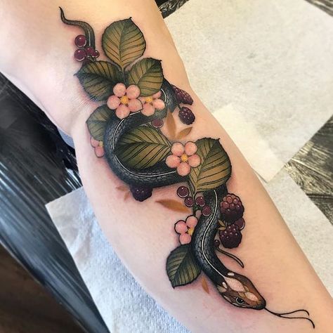 Tattoo Cobra, Adam Tattoo, Nature Sleeve, Traditional Snake Tattoo, Sketch Tattoos, Round Tattoo, Tattoo Snake, Snake Tattoo Design, Snake Tattoo