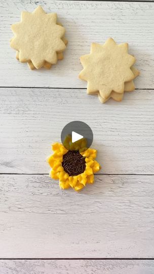 Sunflower Cookies Decorated, Sunflower Sugar Cookies, Buttercream Sunflower, Sunflower Cookies, Cookies Decorated, Decorated Cookies, Sweets Treats, Cookie Decorating, Sugar Cookies