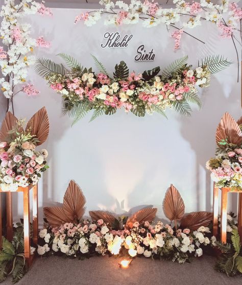 Meja Akad, Backdrop Lamaran, Dekor Lamaran, Outdoor Engagement Party, Engagement Stage Decoration, Engagement Decoration, Simple Wedding Bouquets, Photo Booth Backdrop Wedding, Engagement Decor