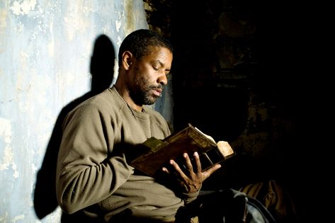 The Book of Eli [2010] Eli Film, Actor Denzel Washington, The Book Of Eli, Ray Stevenson, Michael Gambon, Jennifer Beals, Viggo Mortensen, Christian Movies, Suspense Thriller