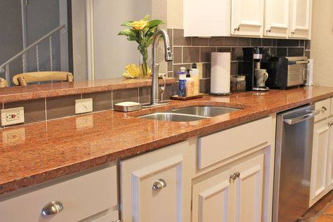 Kitchen Red Granite Countertops, Red Granite Countertops, Granite Countertops White, Marble Kitchen Counters, Granite Bathroom Countertops, Kitchen Rehab, Red Backsplash, Kitchen 2022, Red Granite