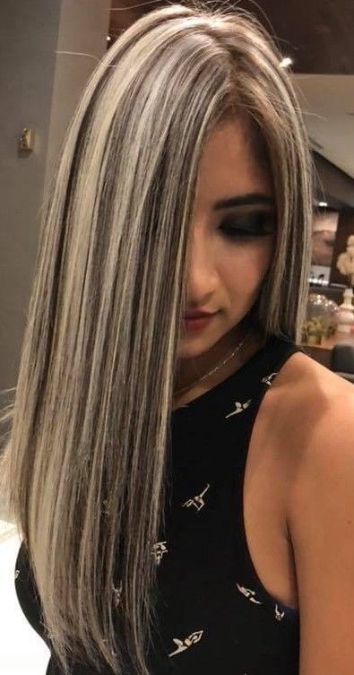 10 tintes de cabello que te hacen ver mayor de lo que eres - Mujer de 10 Long Grey Hair, Brown Hair With Blonde Highlights, Ash Blonde Hair, Gray Hair Highlights, Blonde Hair Looks, Blonde Hair With Highlights, Hair Color Highlights, Penteado Cabelo Curto, Brown Blonde Hair