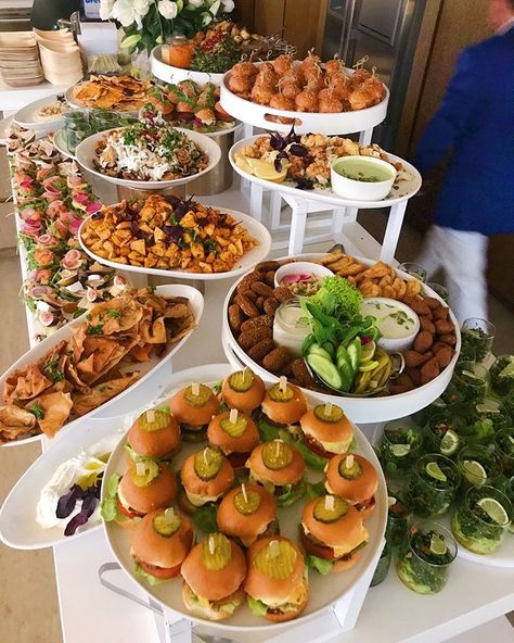 Luau Party Food, Buffet Set Up, Appetizer Buffet, Food Set Up, Appetizers Table, Buffet Set, Catering Ideas Food, Party Food Buffet, Party Food Platters