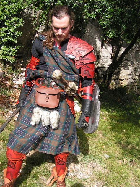 An other view of my "celtic Warrior" Une autre vue de mon guerrier celtique Barbarian Cosplay, Empire Larp, Highlands Warrior, Larp Costumes, Study Reference, Celtic Warrior, Scottish Warrior, Leather Kilt, Warrior 3