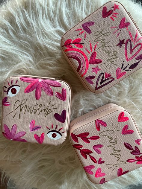 Makeup Box Gift Ideas, Custom Bag Painting, Bachelorette Jewelry, Jewelry Box Painting Ideas, Makeup Boxes, Custom Leather Bag, Jewelry Cases, Custom Makeup Bags, Bags Makeup