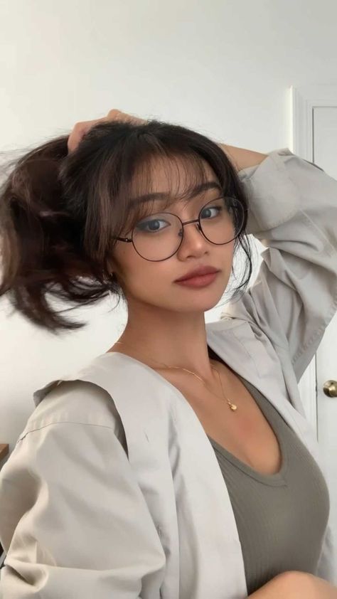 Haircut For Glasses Women, Hangtw Instagram, Hairstyles For Glasses, Korean Glasses, Bangs And Glasses, People With Glasses, Classy Glasses, Glasses Inspiration, Short Hair Lengths