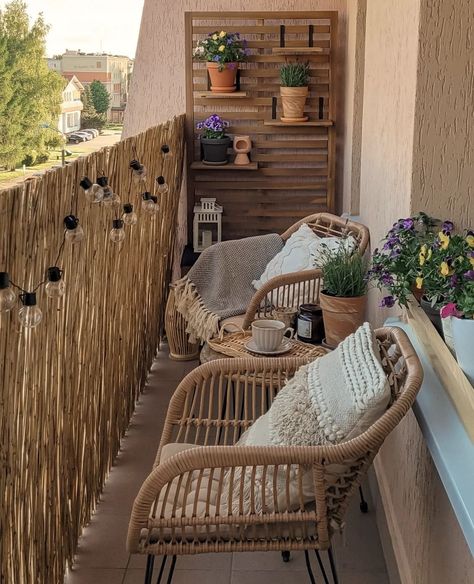 If you thought you can't turn a long and narrow balcony into the coziest place in the world @kasia_cud begs to differ 🙌 absolutely… | Instagram Narrow Balcony, Balkon Decor, Tiny Balcony, Balcony Design Ideas, Small Balcony Garden, Terrace Decor, Small Balcony Design, Balkon Design, Apartment Patio