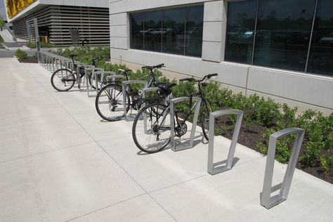 Concord is an integrated collection of site furniture elements in a “Modern Traditional” idiom. The collection embraces progress and new technologies, while rooted in American history and our national view of the landscape as a place of respite and pleasure. The Emerson bike rack is fit for the classiest cycle. Tapered from top to bottom […] Bicycle Parking Design, Public Furniture, Cycle Stand, Park Equipment, Street Lighting, Urban Landscape Design, Bicycle Storage, School Interior, Areas Verdes