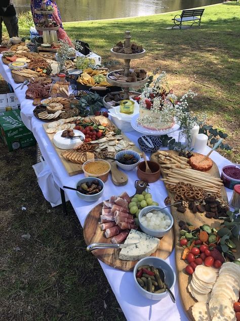 Engagement Party Garden Ideas, Aesthetic Outdoor Party Decor, Table Setting Engagement Party, White Backyard Engagement Party, Engagement Party Night, Engagement Party Barbeque, High End Bbq Party, 60th Garden Party Ideas, Engagement Party Appetizer Table