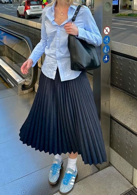 Uniqlo Pleated Skirt, Navy Pleated Midi Skirt Outfit, Black Pleated Maxi Skirt Outfit, Black Pleated Midi Skirt Outfit, Midi Pleated Skirt Outfit, Blue Pleated Skirt Outfit, Sheer Skirt Outfit, Unrealistic Outfits, Pleated Maxi Skirt Outfit