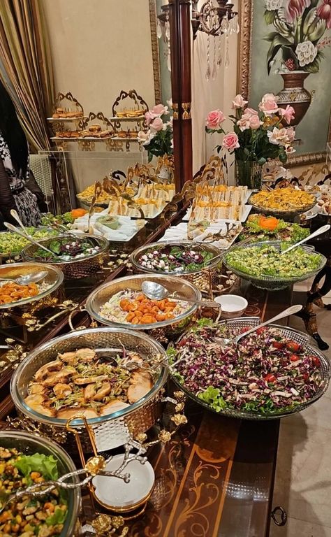 Meals and open buffet Luxury Buffet Table, Arabic Buffet, Buffet Luxury, Food Setup, Eid 2024, Scrapbooks Ideas, Luxury Catering, Wedding Buffet Food, Food Set Up