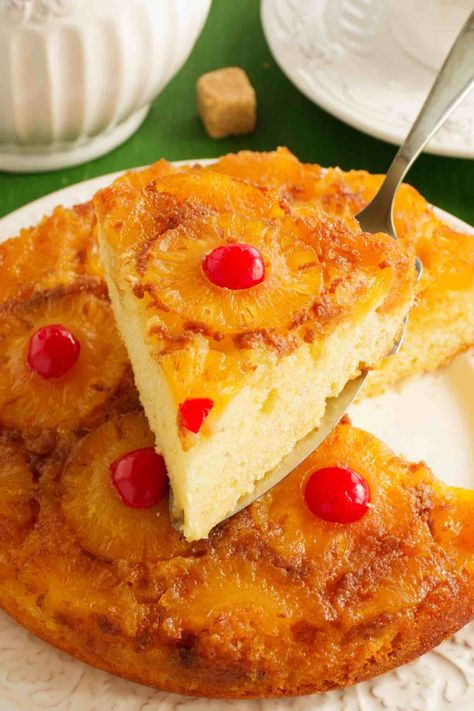 Easy Duncan Hines Pineapple Upside Down Cake Duncan Hines Recipes, Pineapple Upside Cake, Caramelized Fruit, Yellow Cake Mix Recipes, Duncan Hines Cake, Pineapple Upside Down Cupcakes, Mochi Cake, British Desserts, Cake Mug