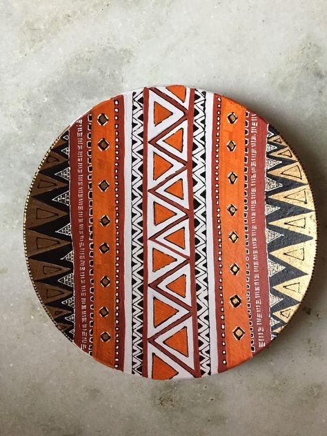 Ceramicas Mandala Wall Plates, Ceramic Plate Wall Decor, Terracotta Plate Art, Terracotta Plate Painting Ideas, Terracotta Plate Painting, Plate Art Ideas, Wall Plate Painting Ideas, Africa Art Painting, Drawing On Plates