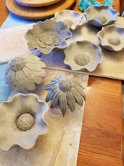 Clay Slabs Designs Easy, Ceramic Flowers How To Make, Clay Forms, Pottery Flowers, Air Clay, Pottery Projects, Pottery Patterns, Beginner Pottery, Earthenware Pottery