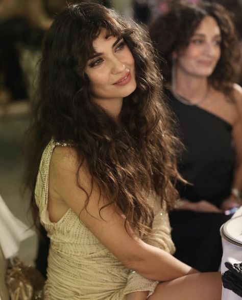 Tuba Buyukustun Style, Tuba Büyüküstün Style, Tuba Buyukustun, Turkish Actress, Beauty Skin Care Routine, Dark Beauty, Insta Photo Ideas, Round Face, Up Hairstyles