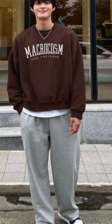 #mensfashion #mensstyle #menswear #fashionformen #mensoutfit #mensaccessories #mensclothing #mensstyleguide #mensfashiontips #mensfashioninspiration #mensstreetstyle #mensfashiontrends #mensfashionblog #mensfashionideas #mensfashionista Mens Sweatshirt Outfit, Sweatpants And Sweatshirt Outfit, Baggy Sweatpants Outfit, Sweatshirt And Sweatpants Outfits, How To Style Sweatpants, Sweatshirt Outfit Men, Outfits Sweatpants, Sweatpants Outfits, Mens Fashion Blog