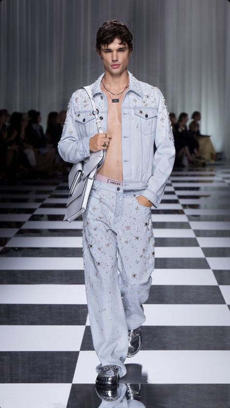 Couture Menswear, Versace Runway, Versace Spring, Mcqueen Fashion, Versace Fashion, Moda Jeans, Fashion Articles, Margaret Howell, Milano Fashion Week