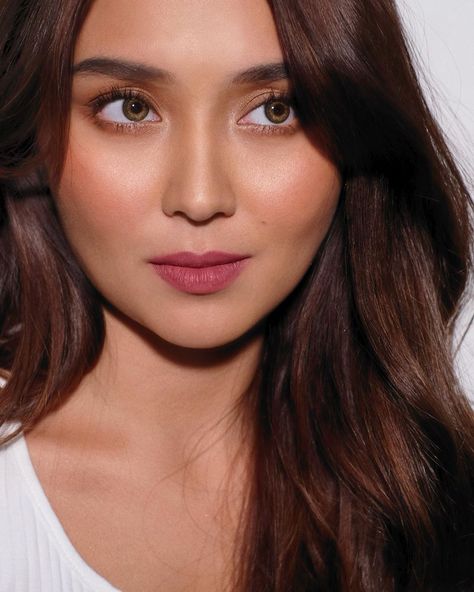 Always so beautiful, Kath! ✨🌟 @bernardokath  @johnvalle20 (photo and hair) @janaranilla (styling) @bernardomin @iamtitavi… Contact Lenses For Morena, Kathryn Bernardo Make Up, Contact Lenses For Filipina, Hair Color For Morena Skin Filipina, Morena Makeup, Hair Color For Morena Skin, Hair Color For Morena, Natural Contact Lenses, Office Makeup