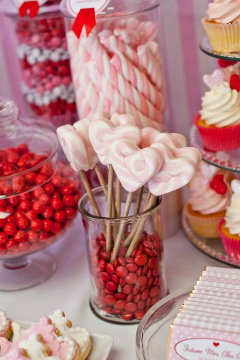 Little Big Company | The Blog: Red, White and Pink Dessert Table Perfect for a Bridal Shower by Life is Sweet Candy Buffet Tea Pot Cookies, Pink Dessert Table, Hens Night Ideas, Pink Candy Buffet, Pink Dessert Tables, Baby Shower Cake Table, Cupcakes Love, Kitchen Bridal Shower, Cookies Macaroons