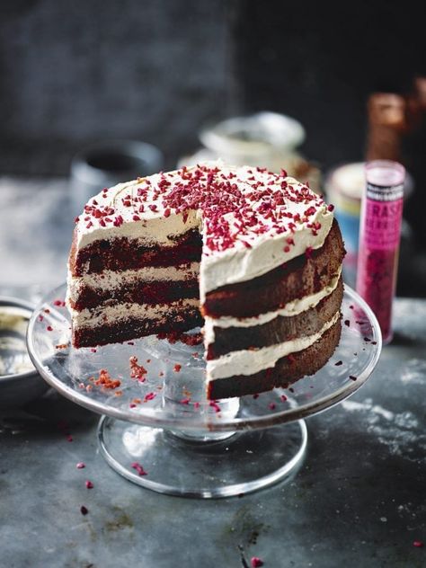 Red Velvet Cake Salted Caramel Cake, Honey Cornbread, Red Velvet Cake Recipe, Velvet Cake Recipes, Lemon Drizzle Cake, Red Cake, Walnut Cake, Raspberry Filling, British Bake Off