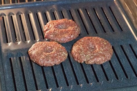 How to Cook a Hamburger in the Broiler Hamburger Steak In Oven, Baked Hamburger Patties, Oven Hamburgers, Oven Baked Burgers, Broiled Burgers, Pan Burgers, Oven Burgers, Baked Hamburgers, Baked Burgers