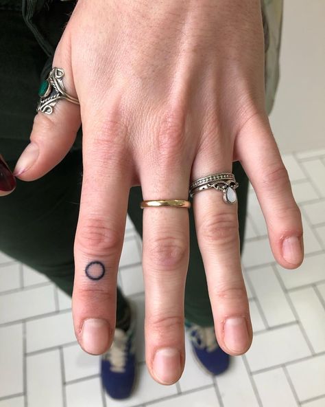 Handpoke Tattoos. Brighton. on Instagram: “Tattooed A CIRCLE on the finger of the lovely @inversexpression Thank you. Lovely to meet you. 🙏🏽🌴👌🏿🍁🚇🌇💯🌏🔮🍕🥊😘🌜🎒☕️💖🌺🚬😢🖤🔥🐒🌤💭💘#circle” Tattoo Circle, Finger Circle, Tattoo Finger, Circle Tattoo, Circle Tattoos, Finger Tattoo, Tattoo Illustration, Simplistic Tattoos, Finger Tattoos