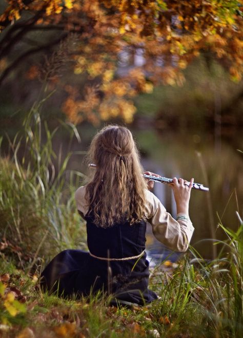 #art #artist #beautiful #gorgeous Flute Aesthetic, Playing Flute, Medieval Woman, Flute Music, Fantasy Magic, Music Images, Airbrush Art, Foto Art, Music Aesthetic