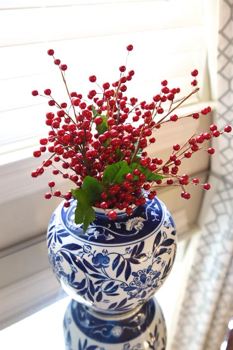 Red Berries Christmas Decor, Red And Blue Christmas Decor, Blue And Red Christmas Decor, Red Blue Christmas, Blue Red Christmas, Rose Gold Tree, Flocked Tree, Christmas Simple, Chinoiserie Christmas