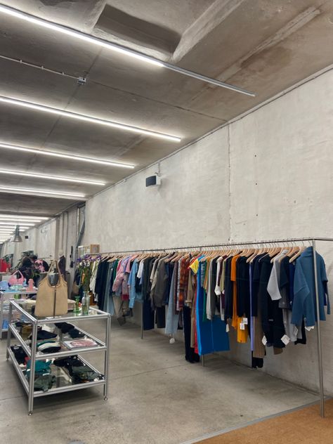 Vintage Store Design, Retail Job Aesthetic, Garage Sale Aesthetic, Retail Aesthetic, Stylist Studio, Clothing Showroom, Clothing Warehouse, Store Shelves Design, Clothing Store Interior