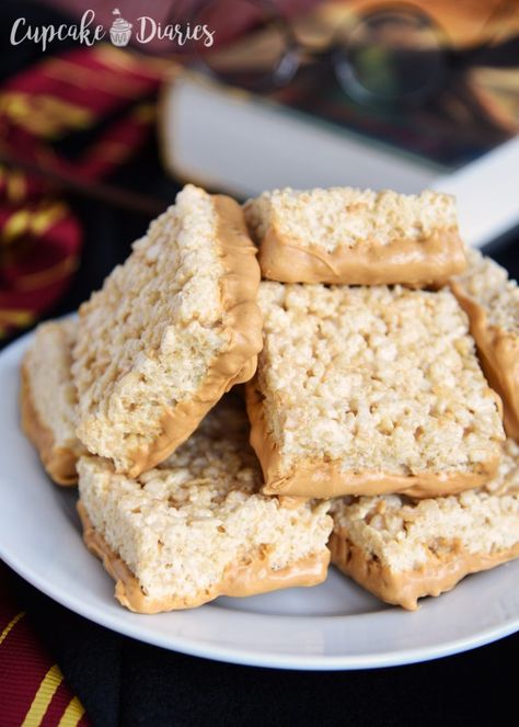 This is the treat for Harry Potter fans! Butterbeer Krispy Treats are so chewy and full of that butterbeer flavor. Perfect for a Harry Potter party! Butter Beer Rice Krispie Treats, Butterbeer Rice Krispies, Harry Potter Snacks, Butterbeer Recipe, Cupcake Diaries, Butter Beer, Harry Potter Food, Krispy Treats, Rice Krispy