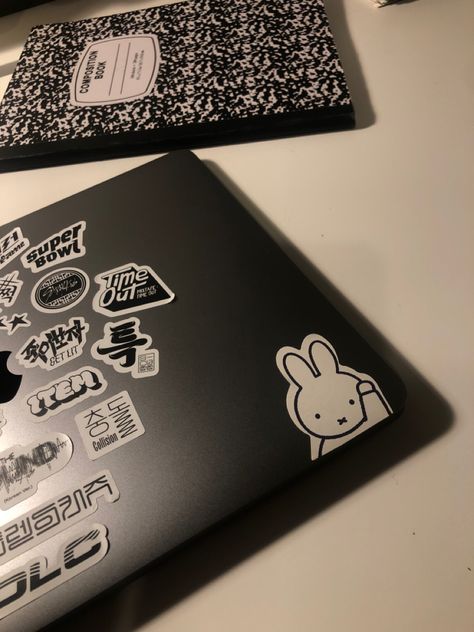 Stickers On Black Laptop, School Laptop Aesthetic, Aesthetic Laptop With Stickers, Black Laptop Stickers Ideas, Black Macbook Aesthetic, Stickers On Computer, Computer Decoration Ideas Stickers, Laptop Sticker Aesthetic, Acubi Stickers