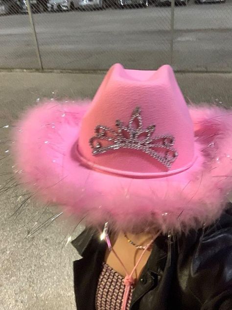 Preppy Hat, Hslot Outfit Ideas, Pink Cowboy Hat, Pink Cowboy, Hat Aesthetic, Cowgirl Birthday Party, Harry Styles Concert, Chapeau Cowboy, Cowgirl Birthday