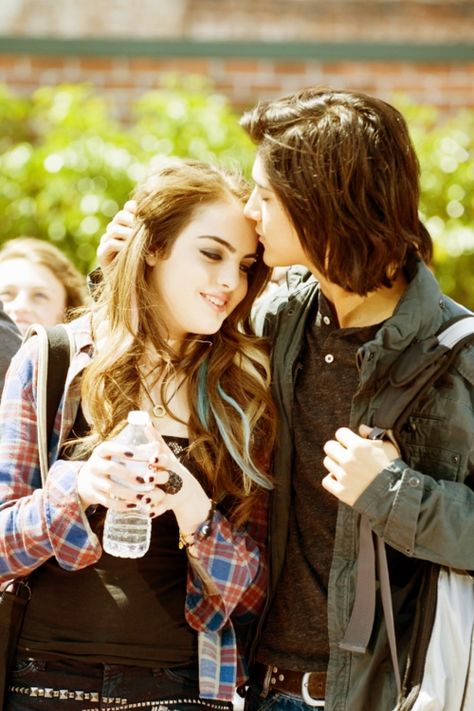 Avan Jogia and Elizabeth Gillies as Beck & Jade from Victorious (2010-2013) Jade Y Beck, Victorious Jade And Beck, Jade Victorious, Jade And Beck, Jade West Victorious, Victorious Nickelodeon, Icarly And Victorious, Beck Oliver, Liz Gilles